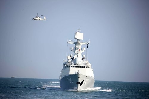 Tàu chiến Hải quân Trung Quốc chạy xuyên qua eo biển Miyako tiến hành huấn luyện biển xa.